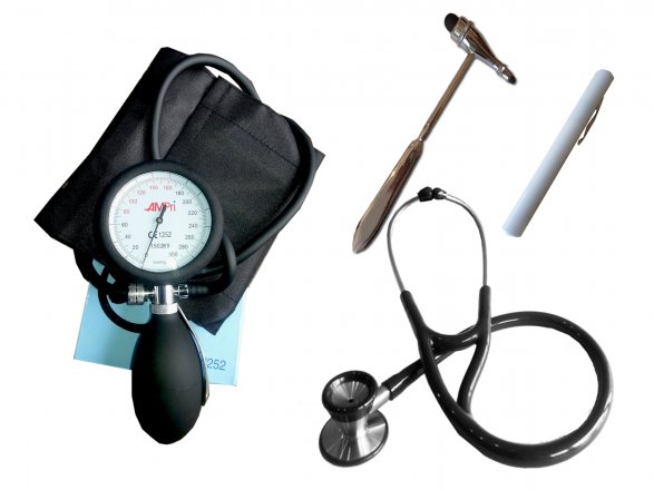 Set zur medizinischen Diagnostik - Kardiologie Stethoskop, Reflexhammer, Blutdruckmessgerät und PenLight